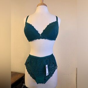 Wacoal underwire lace bra and bikini panty set 32dd green